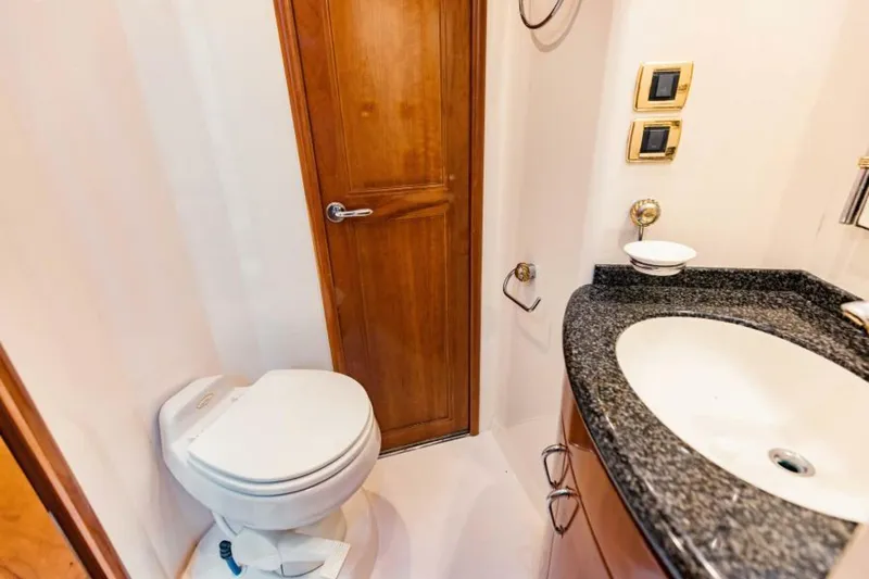 Slide: The Image of 2004 Carver 56 Voyager Sonshine - 5517881