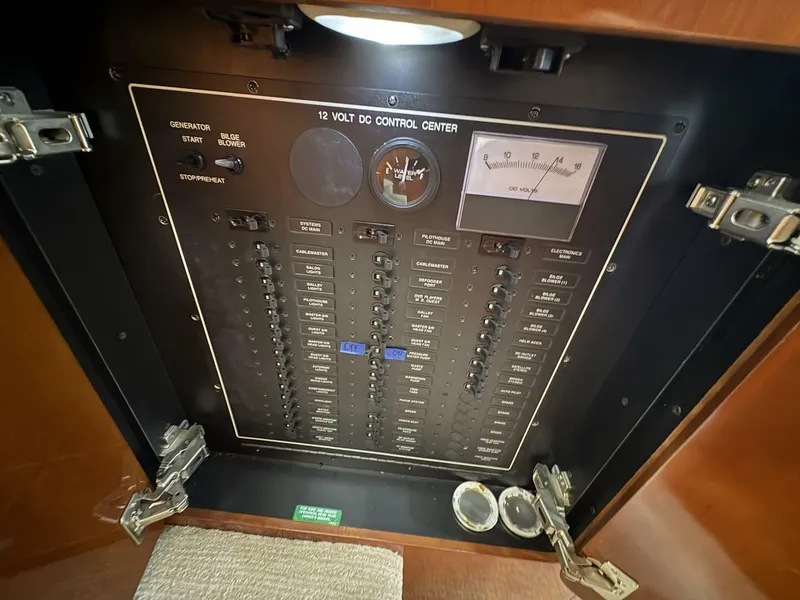 Slide: The Image of 2004 Carver 56 Voyager - 5519008