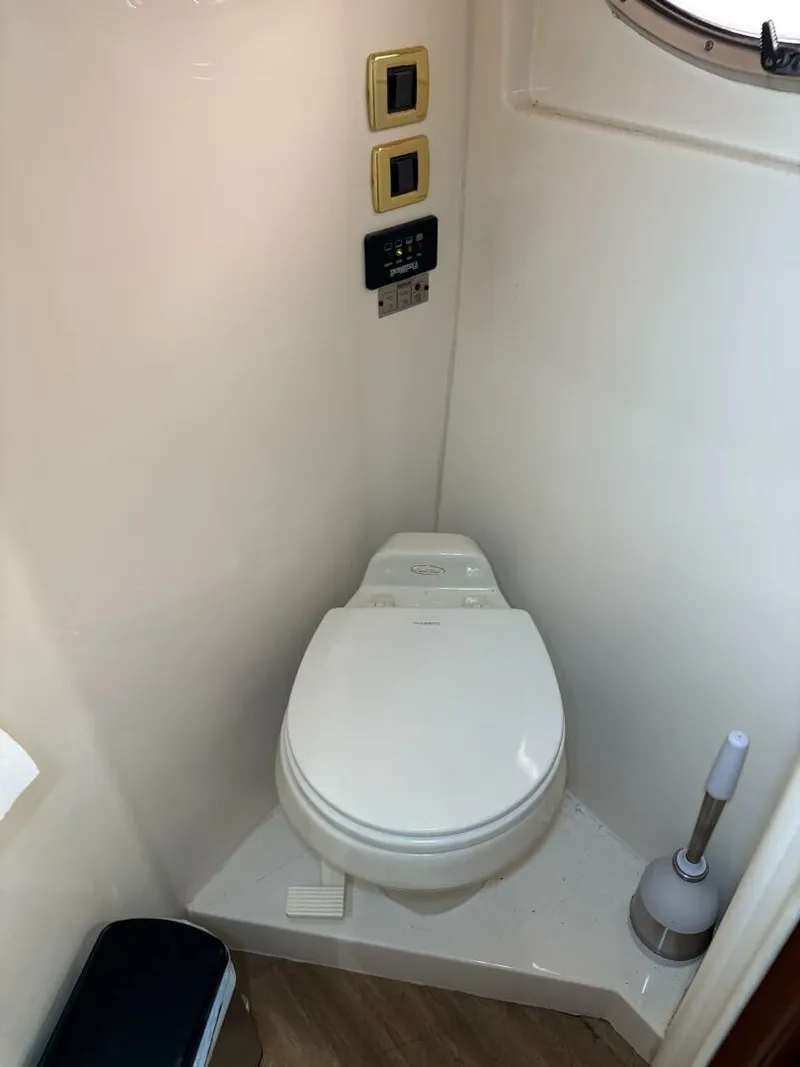 Slide: The Image of 2004 Carver 56 Voyager - 5519018