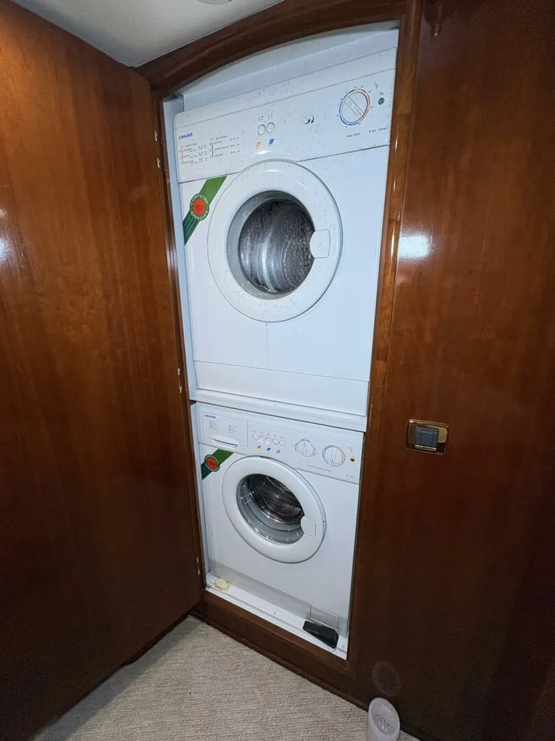 Slide: The Image of 2004 Carver 56 Voyager - 5519020