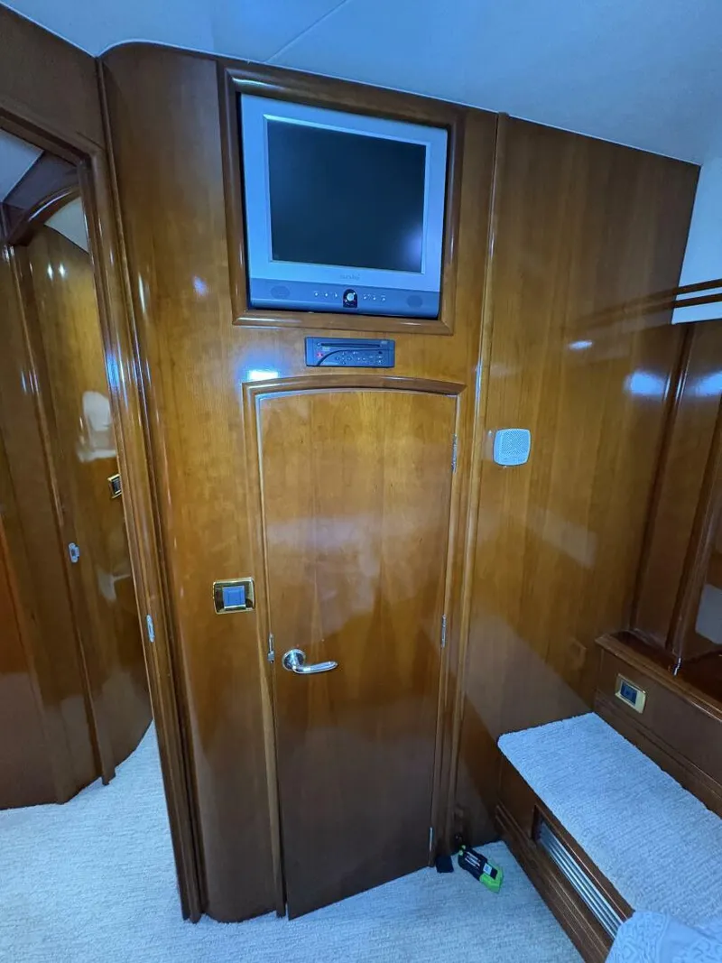 Slide: The Image of 2004 Carver 56 Voyager - 5519028