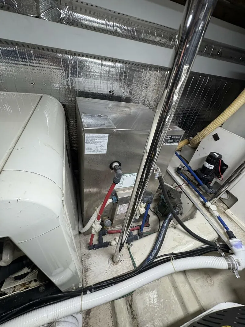 Slide: The Image of 2004 Carver 56 Voyager - 5519059