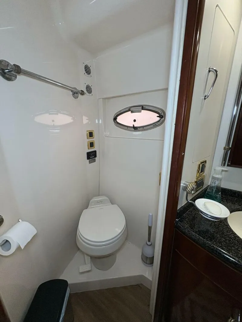 Slide: The Image of 2004 Carver 56 Voyager - 5519024