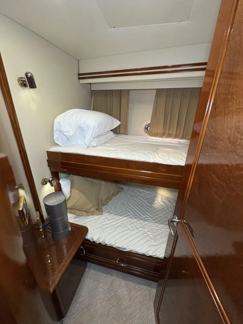 Slide: The Image of 2004 Carver 56 Voyager - 5519026