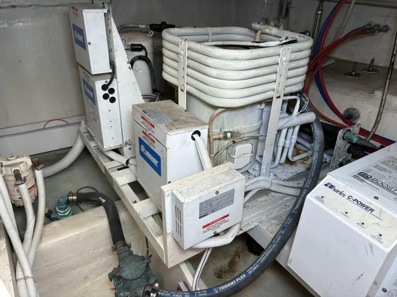 Slide: The Image of 2004 Carver 56 Voyager - 5519045