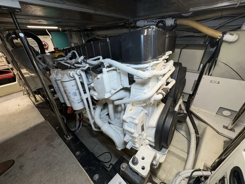 Slide: The Image of 2004 Carver 56 Voyager - 5519076