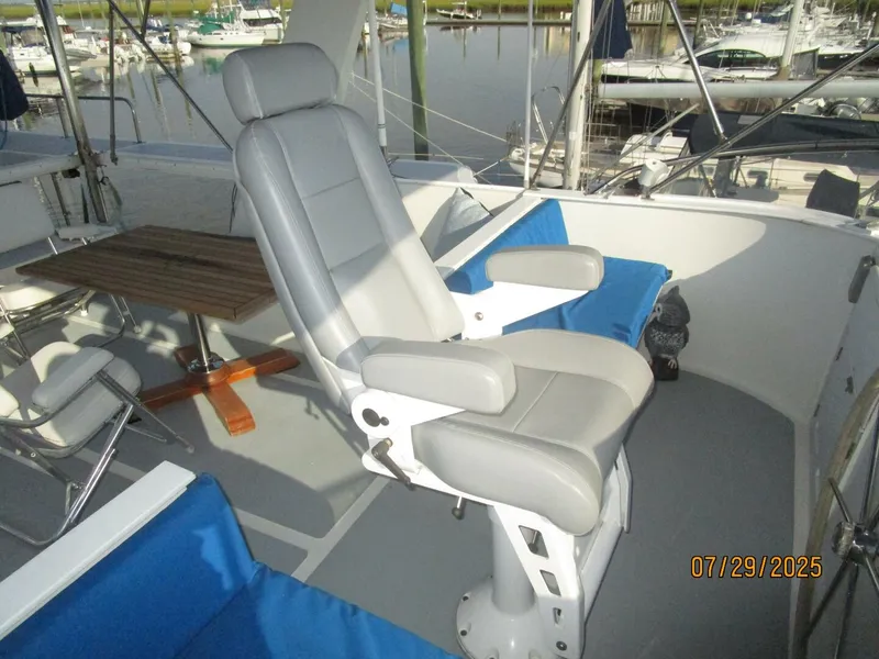Slide: The Image of 44' DeFever flybridge helmseat2 - 5527223