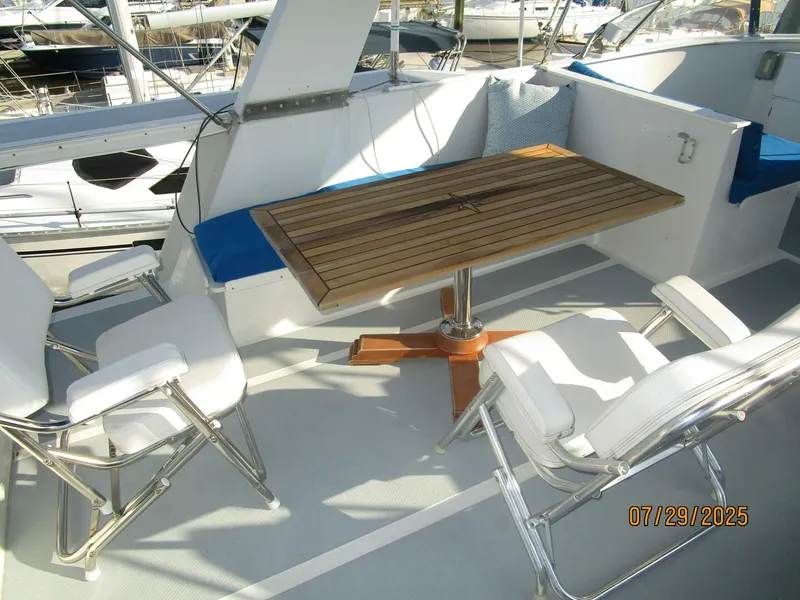 Slide: The Image of 44' DeFever flybridge port aft seating - 5527226
