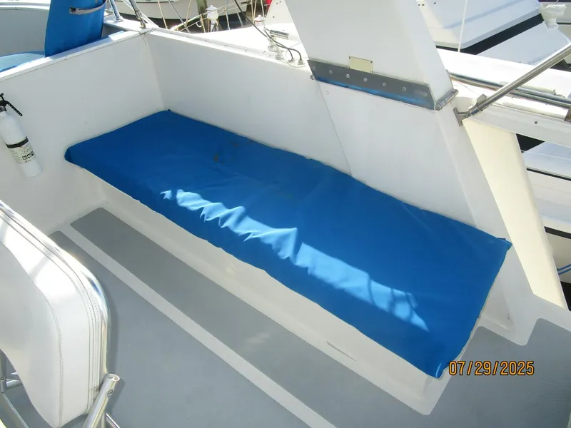 Slide: The Image of 44' DeFever flybridge starboard aft seating - 5527227