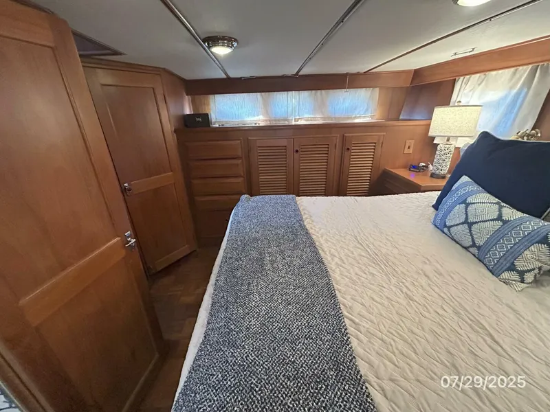 Slide: The Image of 44' DeFever master stateroom starboard - 5527253