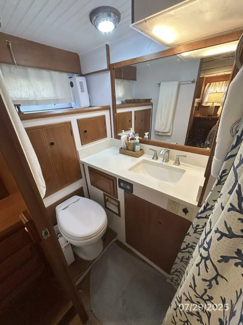 Slide: The Image of 44' DeFever master stateroom head - 5527247