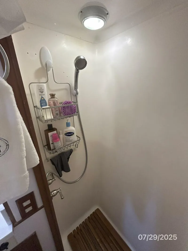 Slide: The Image of 44' DeFever master stateroom shower - 5527251