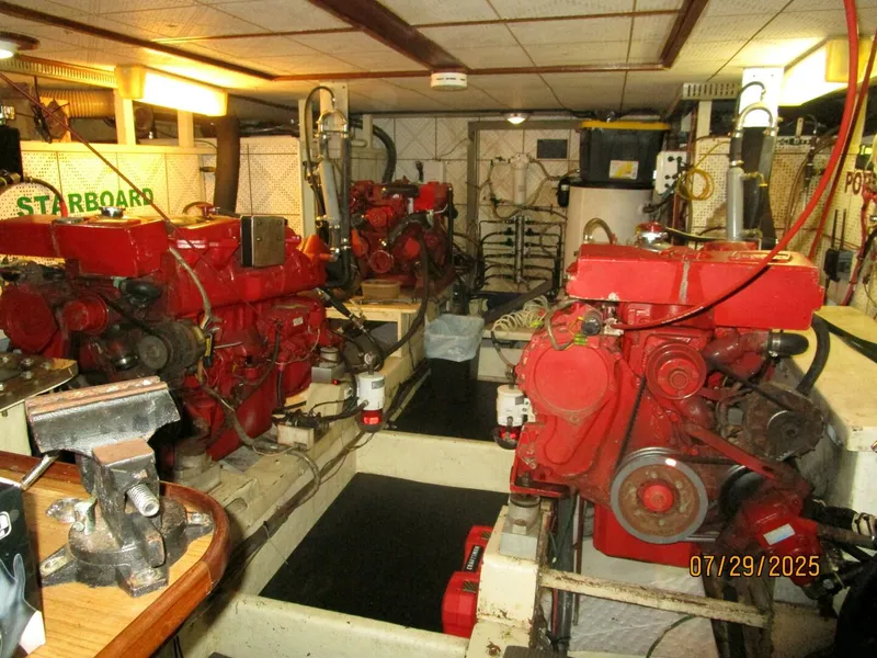 Slide: The Image of 44' DeFever engine room aft - 5527212