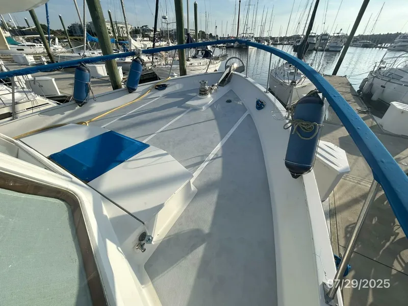 Slide: The Image of 44' DeFever foredeck2 - 5527232