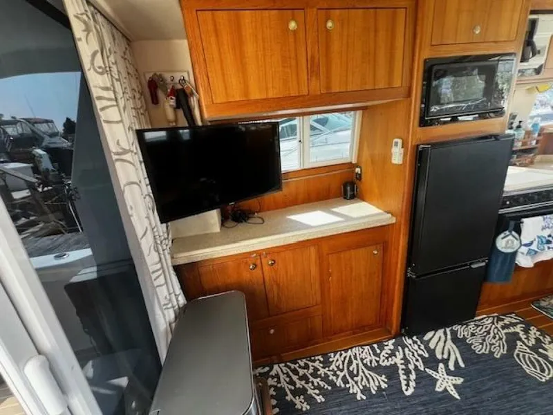 Slide: The Image of Mainship 390 salon port rear - 5530458