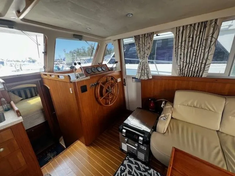 Slide: The Image of Mainship 390 salon Starboard fwd. - 5530460