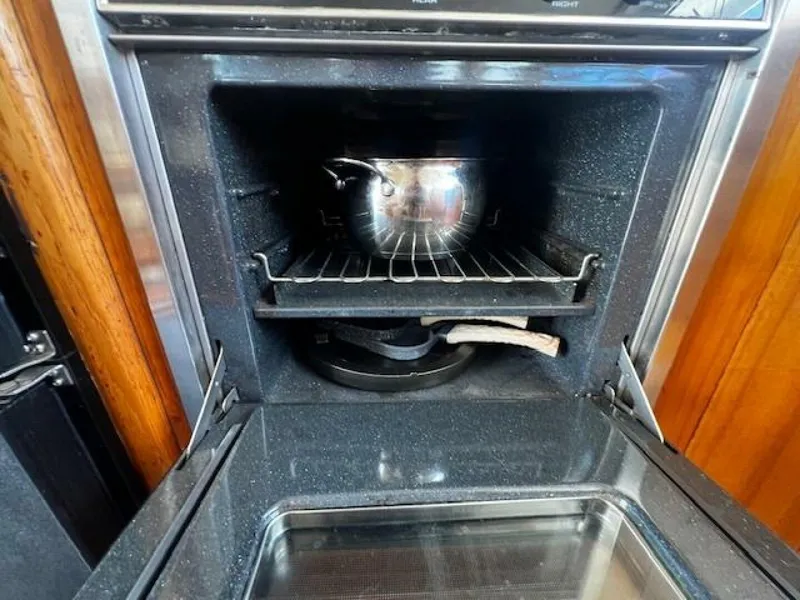 Slide: The Image of Mainship 390 oven - 5530463