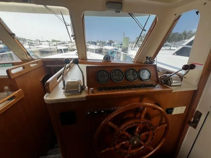 Slide: The Image of Mainship 390 lower helm - 5530466