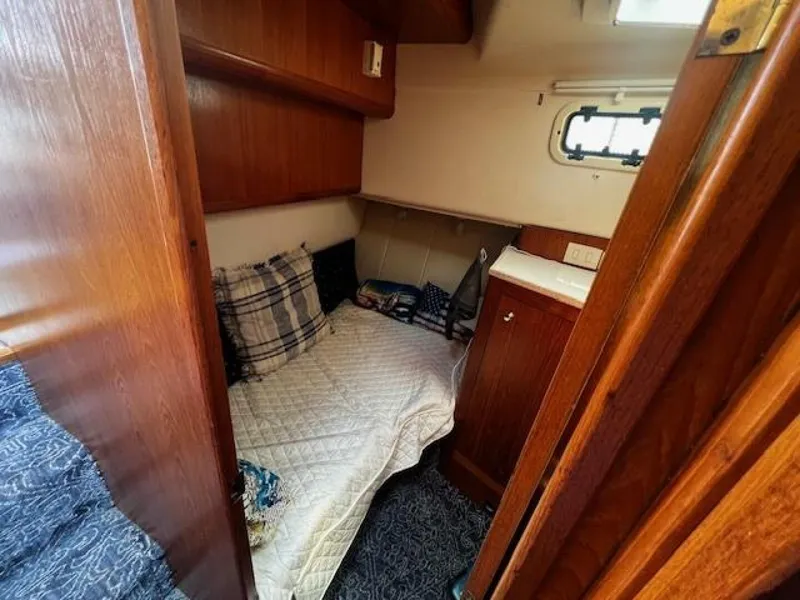 Slide: The Image of Mainship 390 guest berth - 5530467