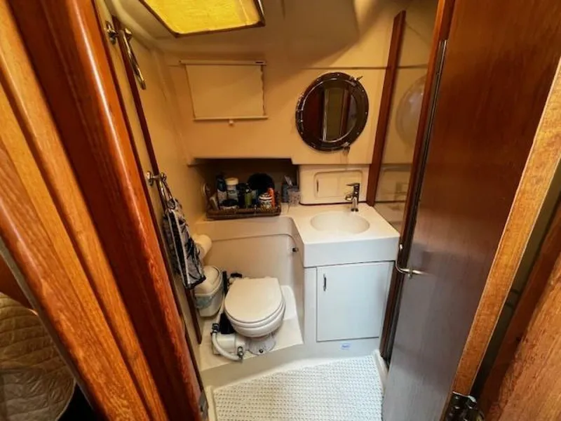Slide: The Image of Mainship 390 bathroom - 5530468