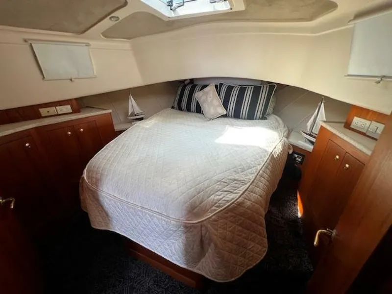 Slide: The Image of Mainship 390 Master stateroom - 5530471
