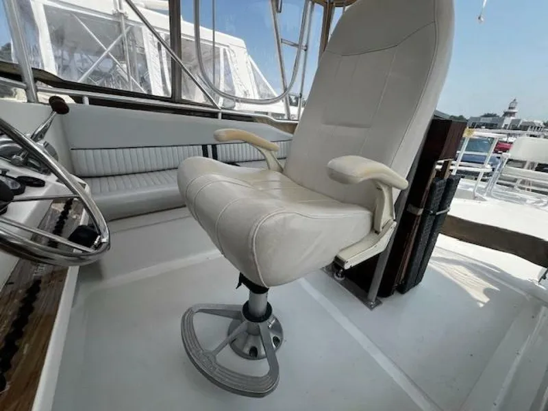 Slide: The Image of Mainship 390 helm seat - 5530483