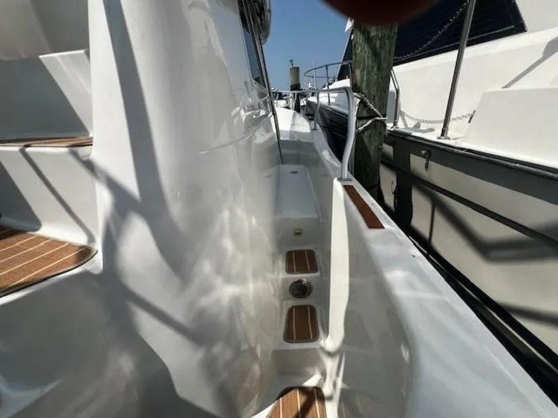 Slide: The Image of Mainship 390 stbd walk - 5530437