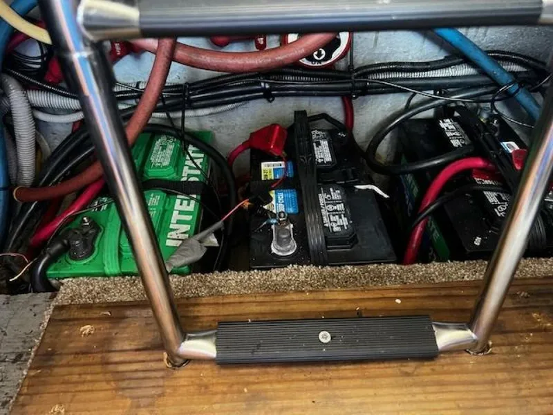 Slide: The Image of Mainship 390 Start battery bank - 5530495