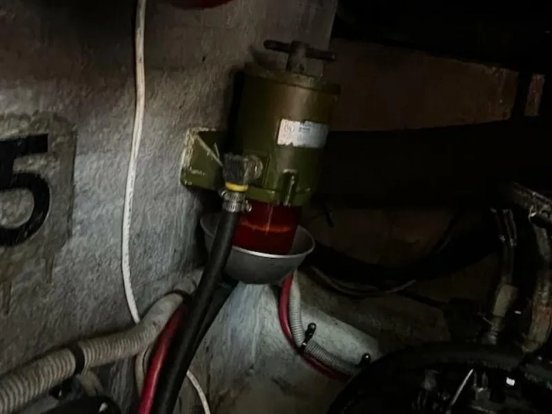 Slide: The Image of Mainship 390 fuel filter stbd - 5530496