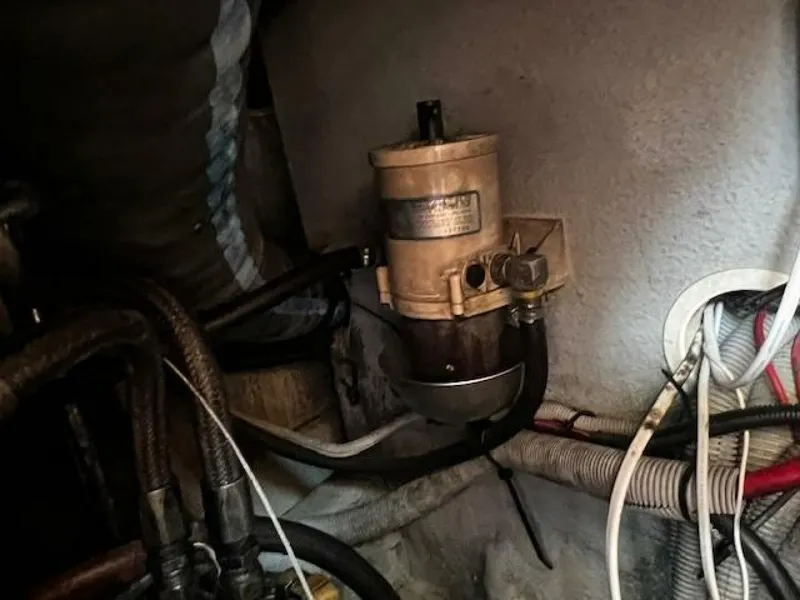 Slide: The Image of Mainship 390 fuel filter port - 5530513