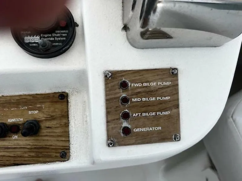 Slide: The Image of Mainship 390 warning lamps - 5530536