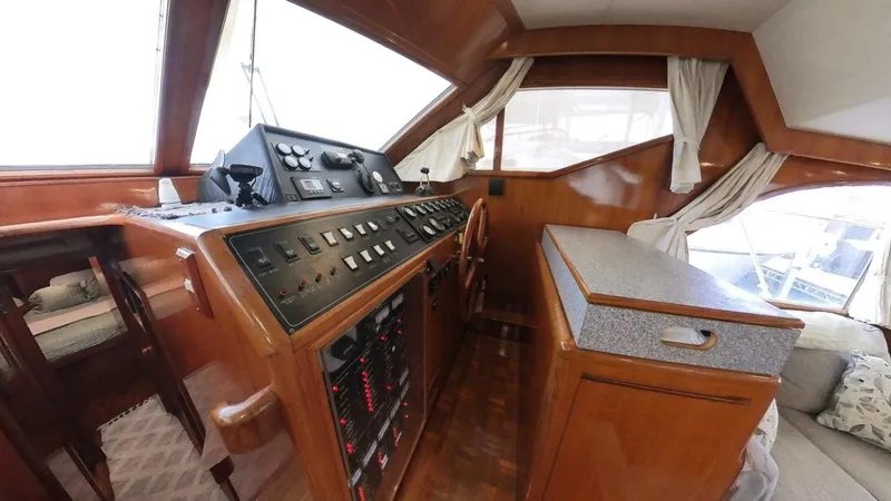 Slide: The Image of 50 ft Ocean Alexander - Lower Helm - 5529473