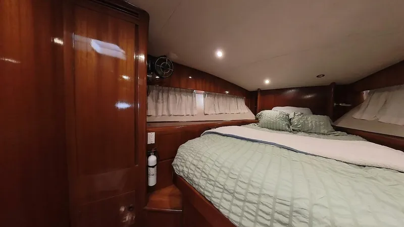 Slide: The Image of 50 ft Ocean Alexander - Master Stateroom Port Side - 5529482