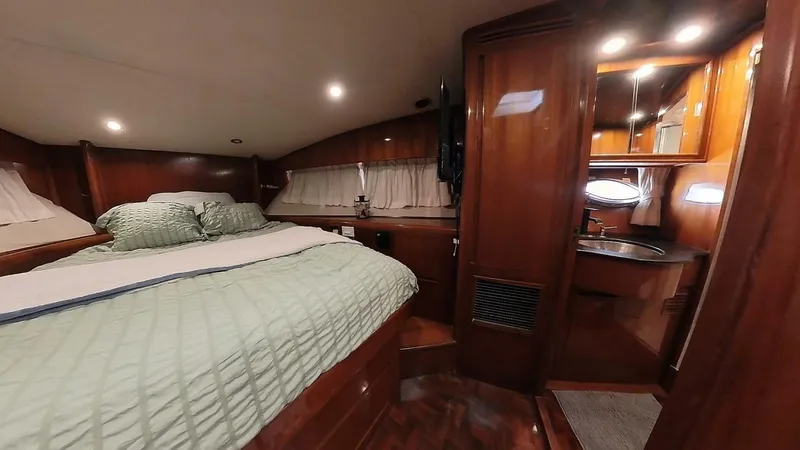 Slide: The Image of 50 ft Ocean Alexander - Master Stateroom Starboard Side - 5529481