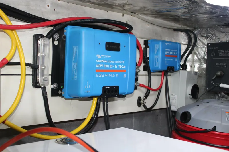 Slide: The Image of 50 ft Ocean Alexander - Battery Chargers - 5529448