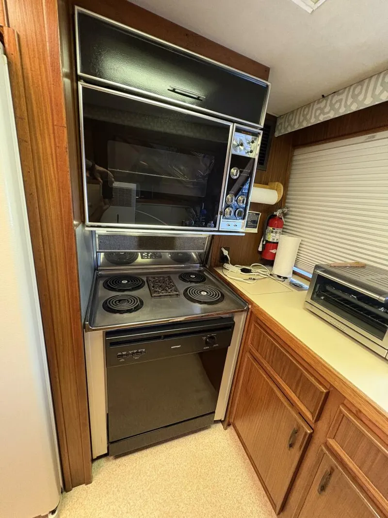 Slide: The Image of 1985 Hatteras 60 Enclosed Bridge - 5531982