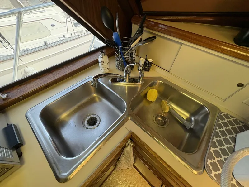 Slide: The Image of 1985 Hatteras 60 Enclosed Bridge - 5531983