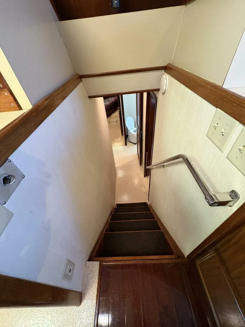 Slide: The Image of 1985 Hatteras 60 Enclosed Bridge - 5531987