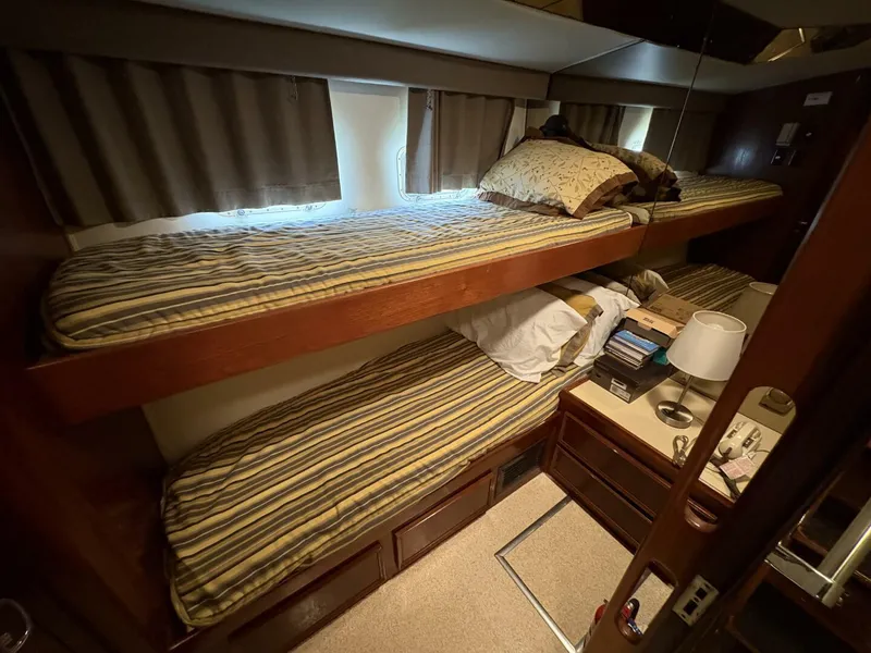 Slide: The Image of 1985 Hatteras 60 Enclosed Bridge - 5531988