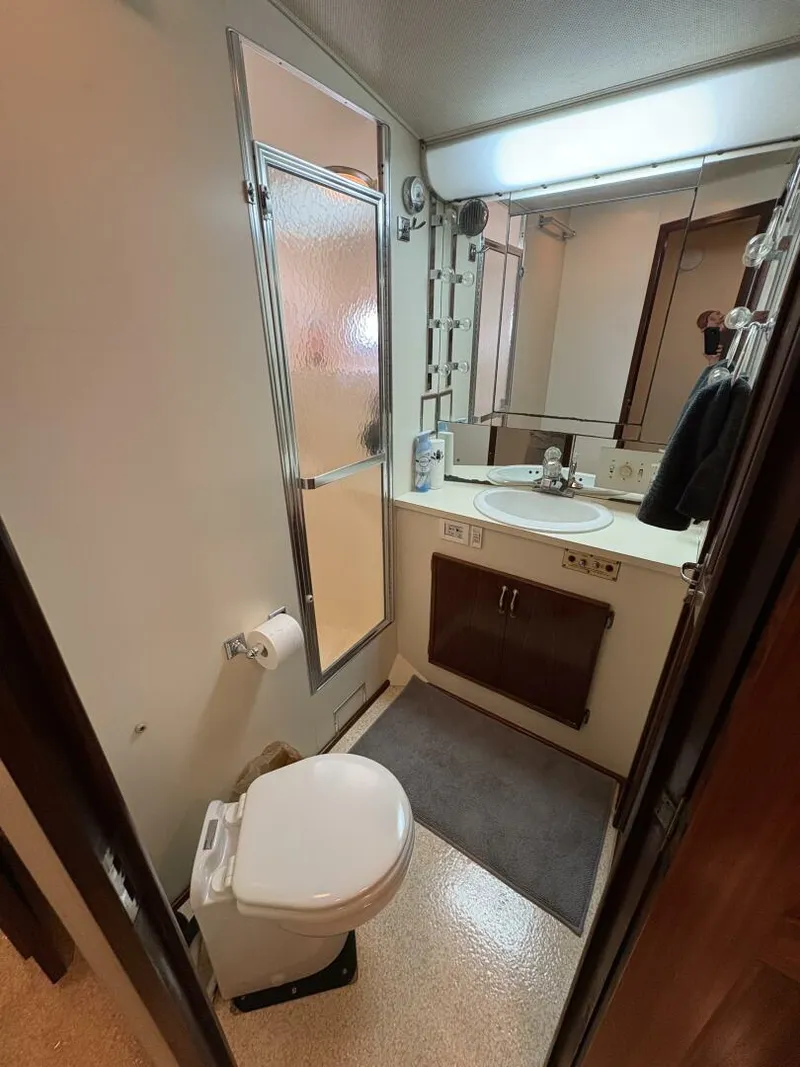 Slide: The Image of 1985 Hatteras 60 Enclosed Bridge - 5531989