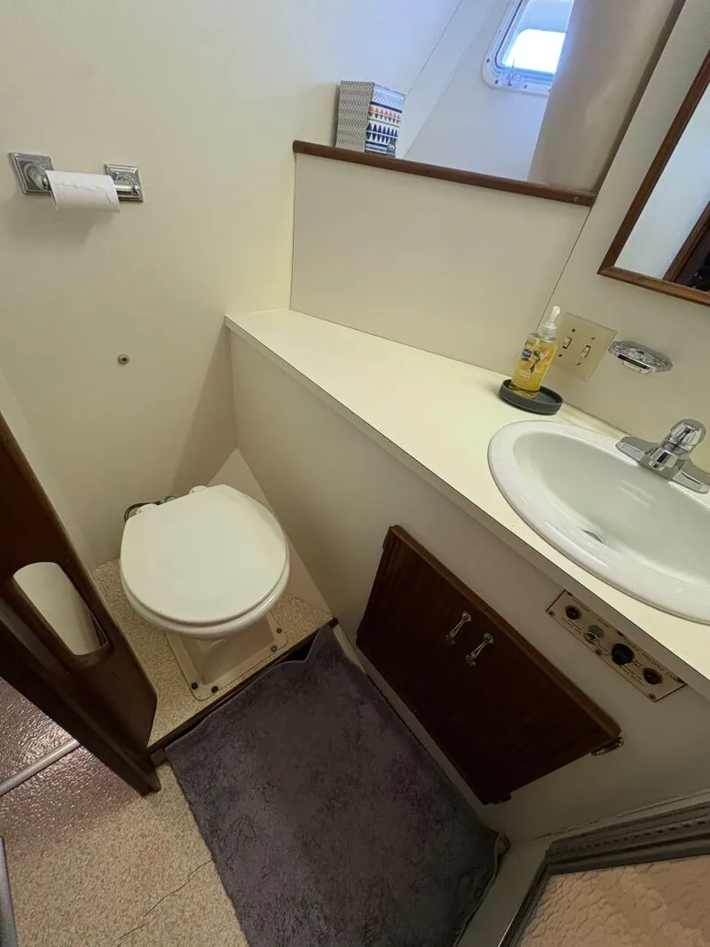 Slide: The Image of 1985 Hatteras 60 Enclosed Bridge - 5531991