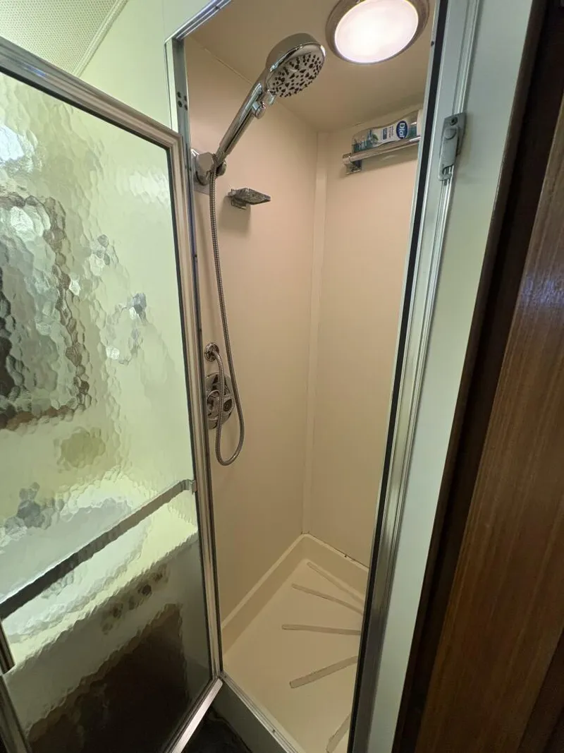 Slide: The Image of 1985 Hatteras 60 Enclosed Bridge - 5531992