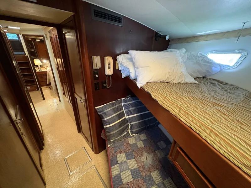 Slide: The Image of 1985 Hatteras 60 Enclosed Bridge - 5531993