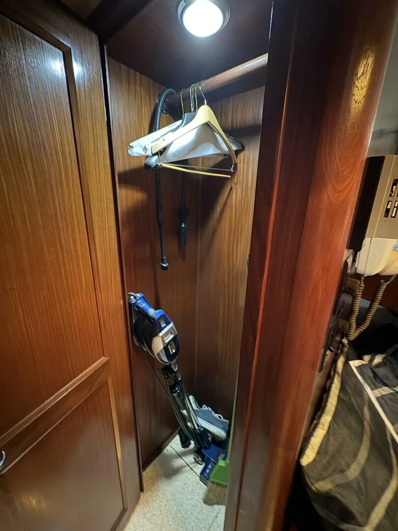 Slide: The Image of 1985 Hatteras 60 Enclosed Bridge - 5531994