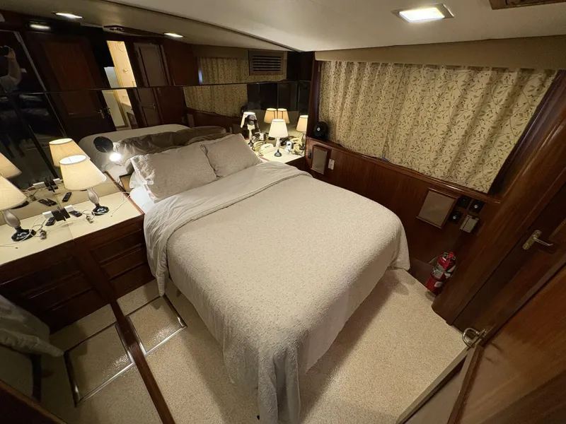 Slide: The Image of 1985 Hatteras 60 Enclosed Bridge - 5531995