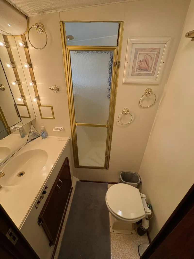 Slide: The Image of 1985 Hatteras 60 Enclosed Bridge - 5531998