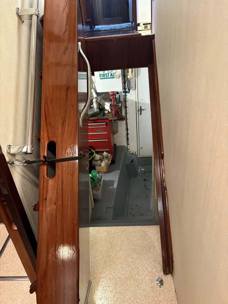 Slide: The Image of 1985 Hatteras 60 Enclosed Bridge - 5532000