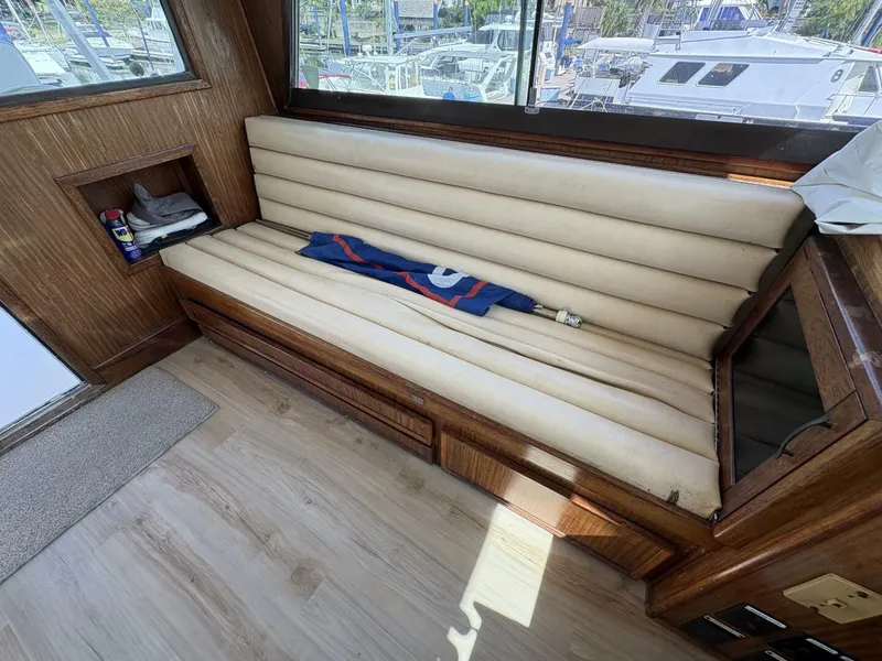 Slide: The Image of 1985 Hatteras 60 Enclosed Bridge - 5532003