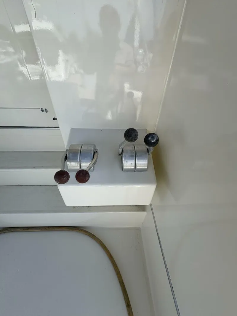 Slide: The Image of 1985 Hatteras 60 Enclosed Bridge - 5532027