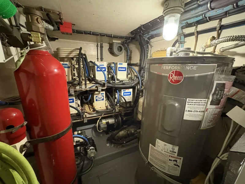 Slide: The Image of 1985 Hatteras 60 Enclosed Bridge - 5532029